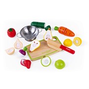 Набор фруктов и овощей с дуршлагом и деревянным ножом в ящике